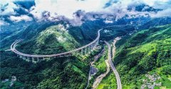 <b>每公里造价近7000万，横跨12条地震带的中国“天路”，有多逆天？</b>